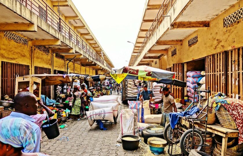 Les marchés artisanaux de Cotonou : trésors faits main à rapporter